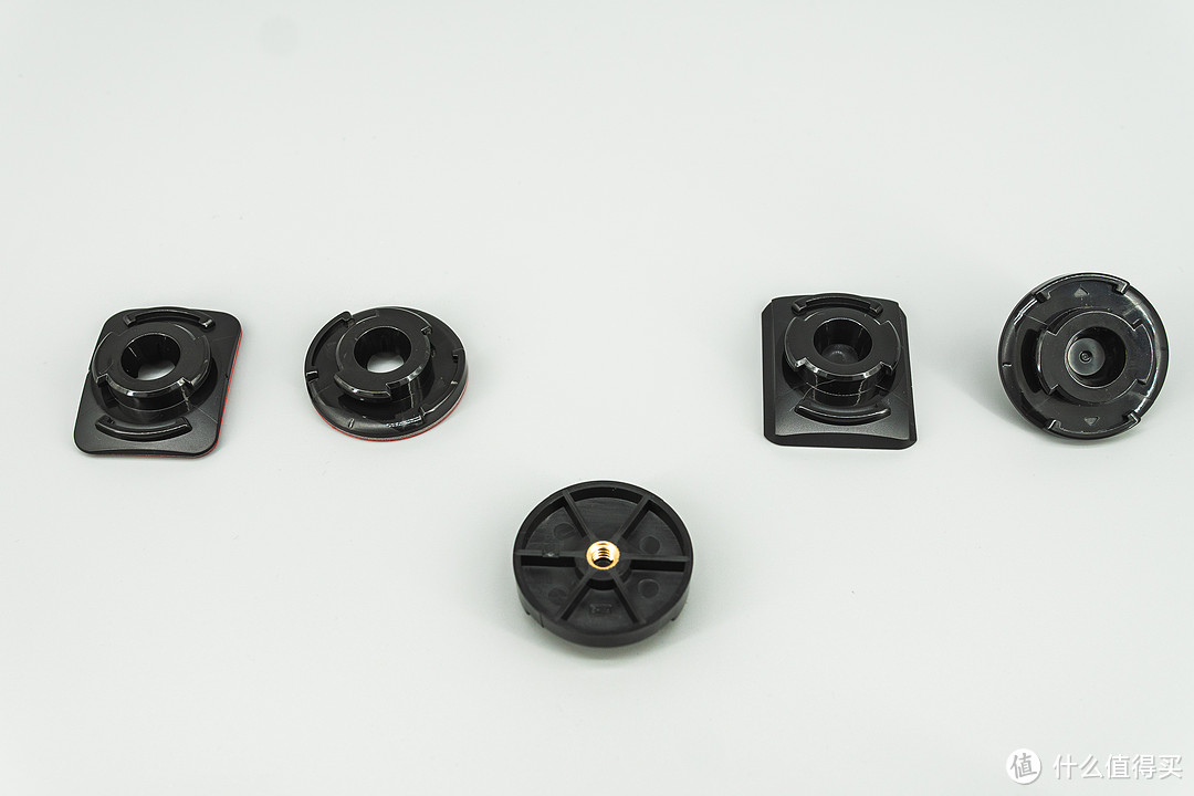 如图第三个是1/4转接底座，可以将运动相机连接卡口转换为常见的1/4螺丝安装方式，可以装在相机三脚架或者云台上面。