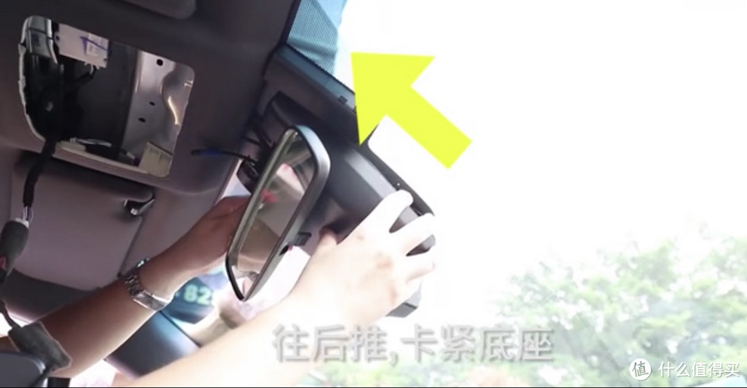 先把记录仪主机推上去卡扣住,不需要粘贴