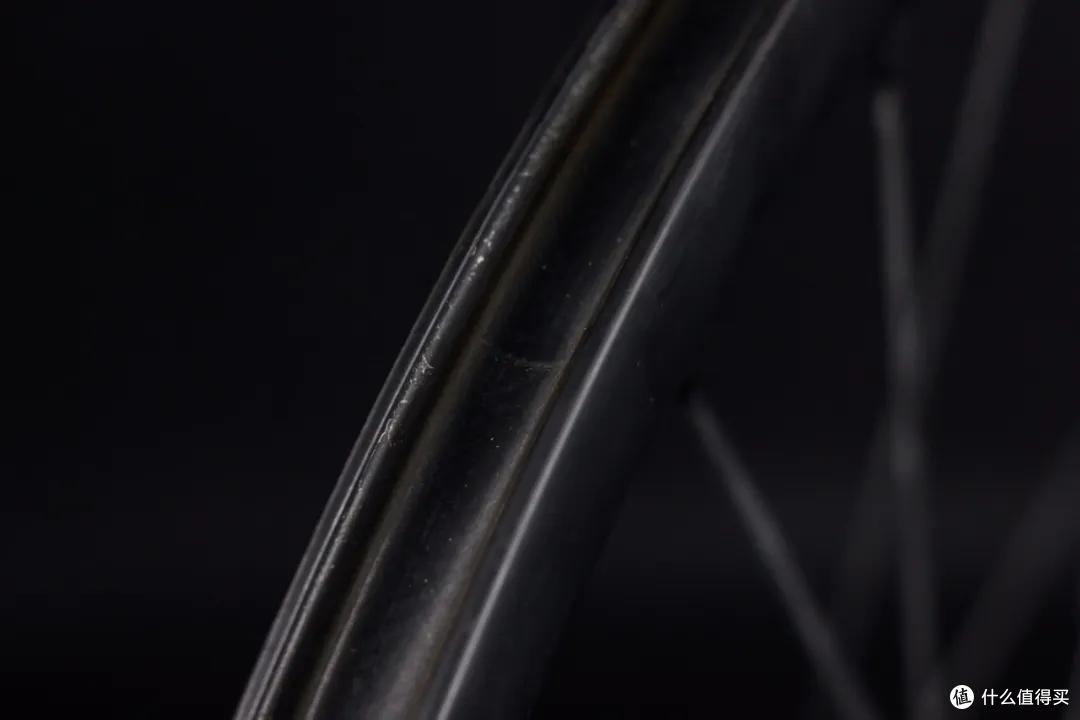 装上碳辐条的碟刹公路车轮组 革命性的骑乘体验!