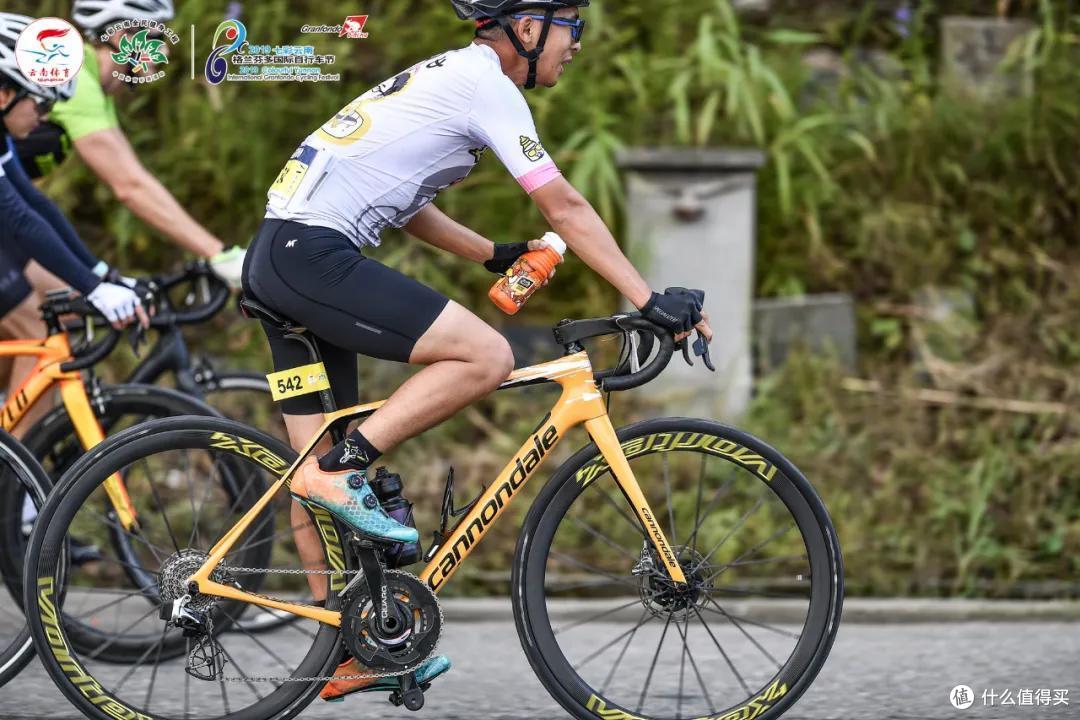装上碳辐条的碟刹公路车轮组 革命性的骑乘体验!