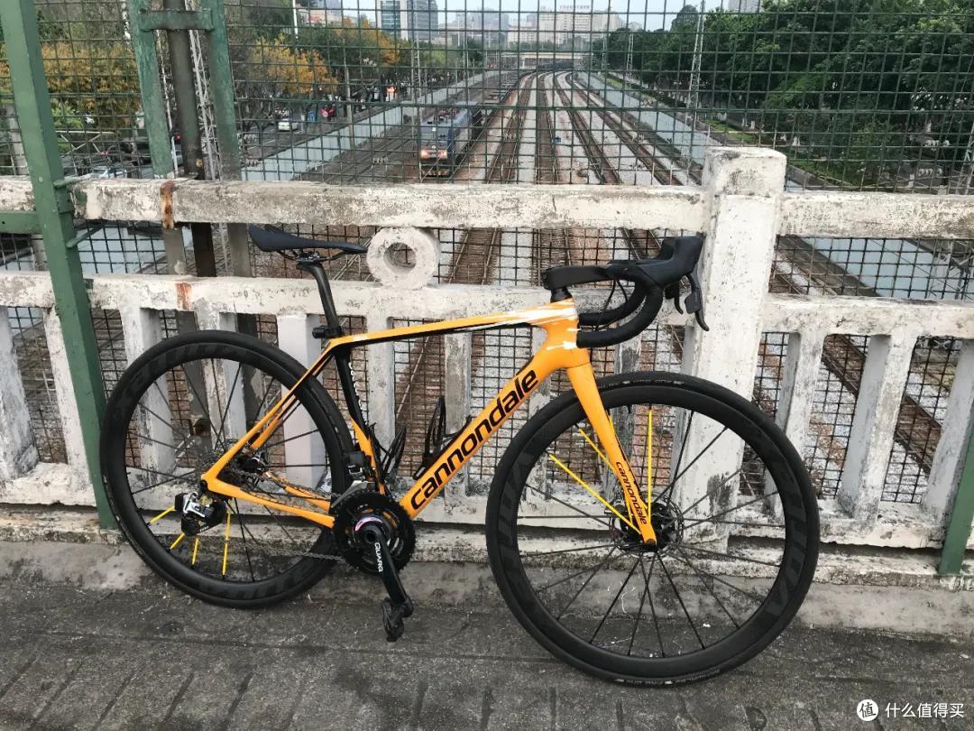装上碳辐条的碟刹公路车轮组 革命性的骑乘体验!