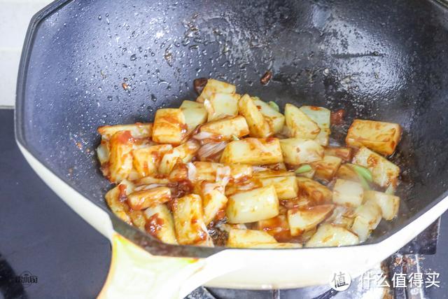 土豆别再炒丝了，教你一种好吃的做法，开胃又解馋，一盘不够吃