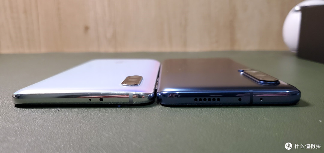 卡槽从左侧移到了底部,占了原来对称扬声器的位置,但是米10pro扬声器