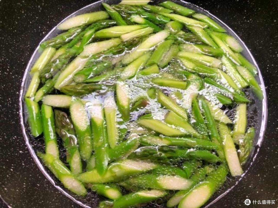 这菜,脆嫩爽口,低脂补钙,一上桌大家抢着吃
