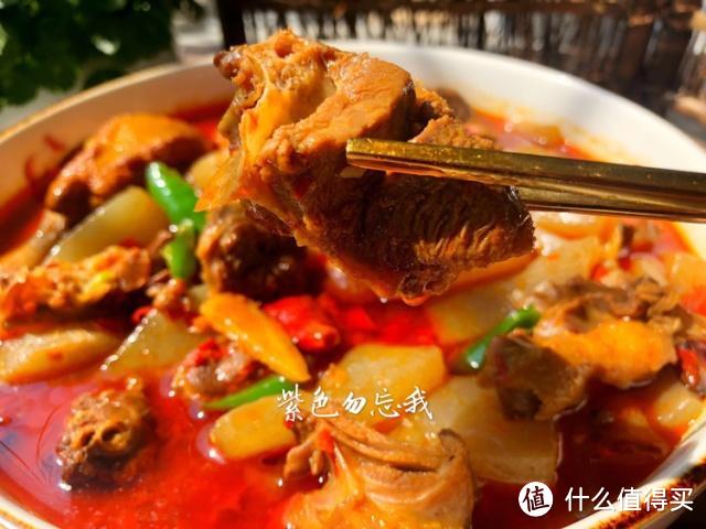 它是一道地方名菜，麻辣鲜香，美味又过瘾，隔三差五做一次