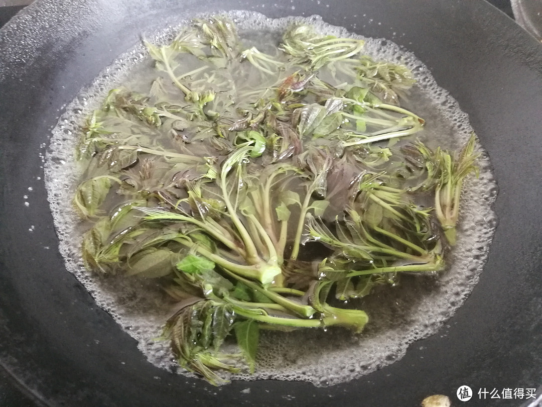 当香椿遇上鸡蛋,只能炒着吃吗?试试这样做,清爽不油腻更贵气