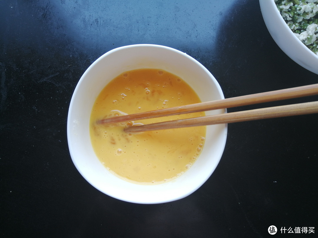 当香椿遇上鸡蛋,只能炒着吃吗?试试这样做,清爽不油腻更贵气