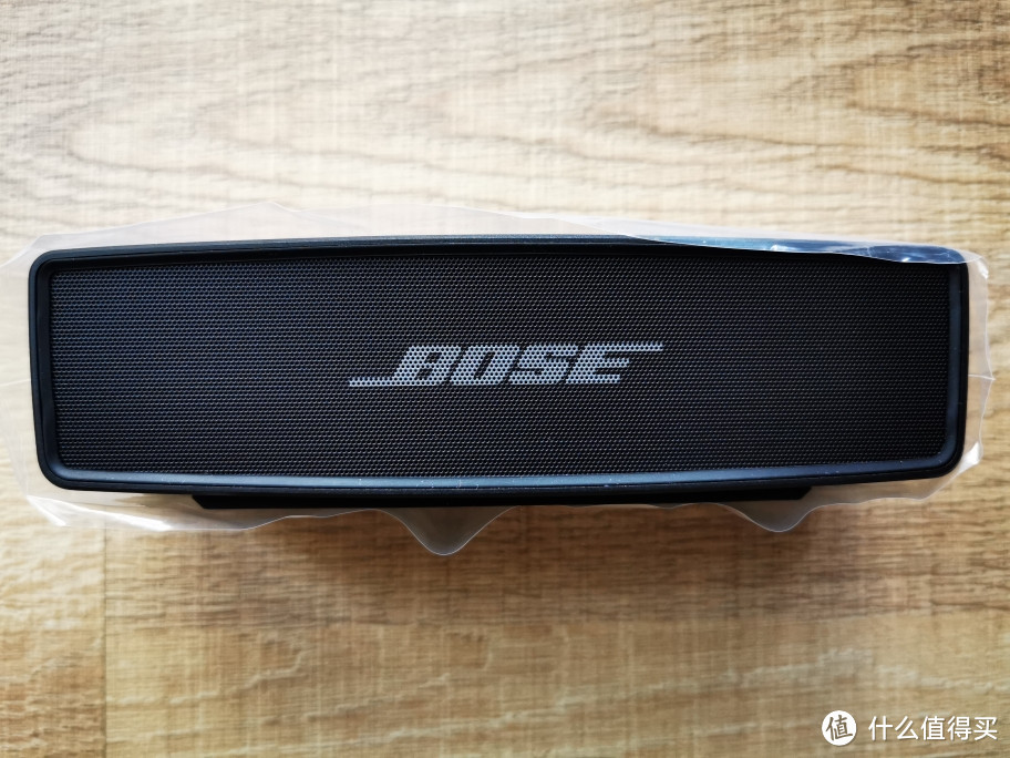 正面的硕大Bose logo