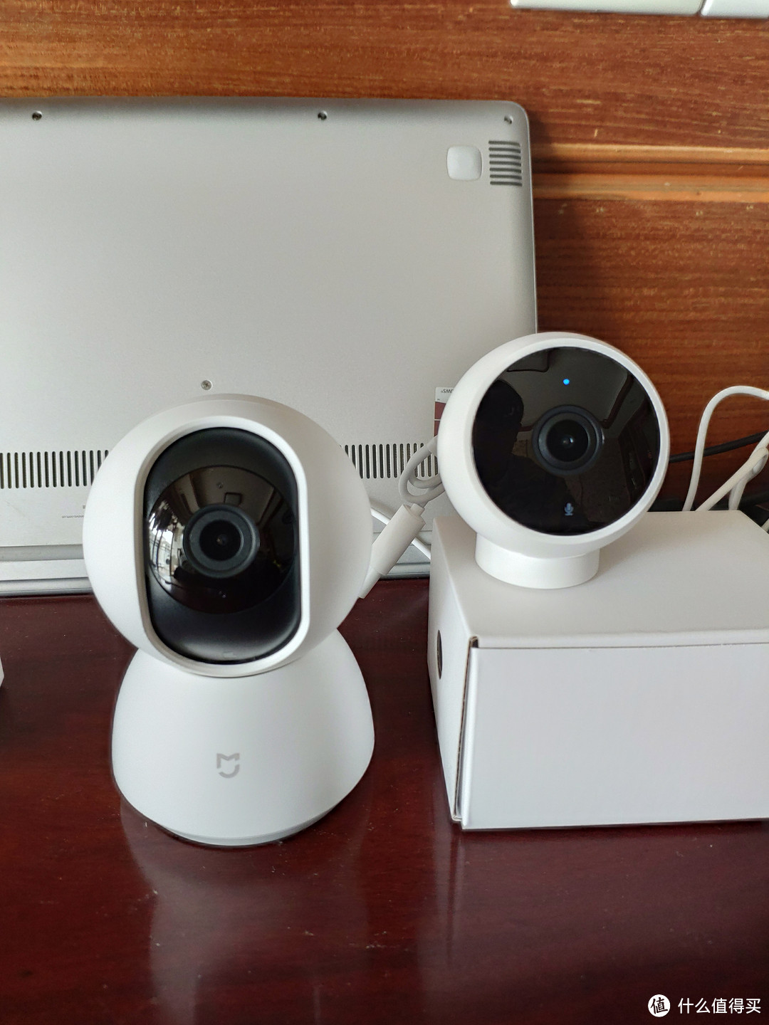 小米米家智能摄像机云台版(云)和小米智能摄像机标准板(右)