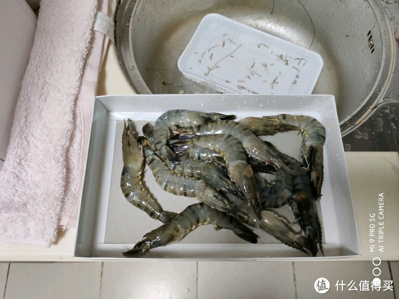黑虎虾洗净，剪掉虾须和虾脚，如果不带头炒只去虾脚就可以了。