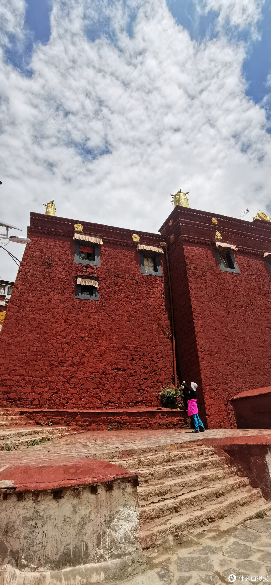 甘丹寺，是黄教六大寺中地位最特殊的一座寺庙，它是由藏传佛教格鲁派的创始人宗喀巴于1409年亲自筹建的