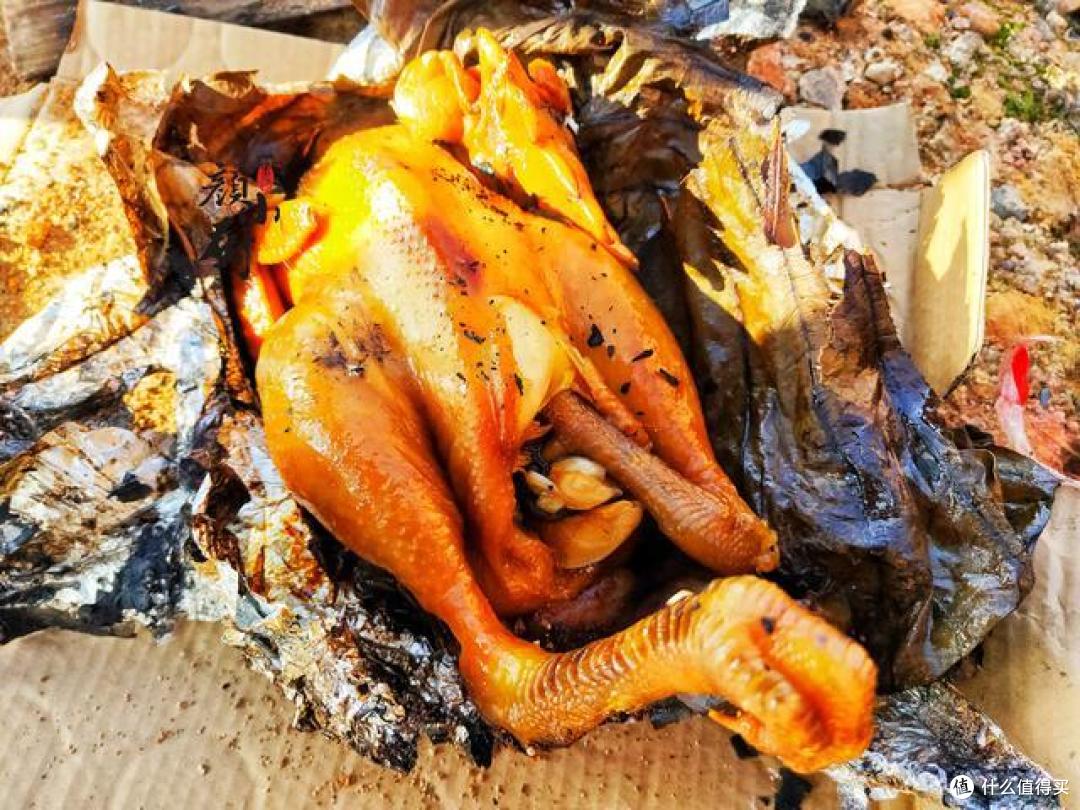 土鸡这样做真好吃,整只鸡放在土里一焖,比吃烤鸡还过瘾