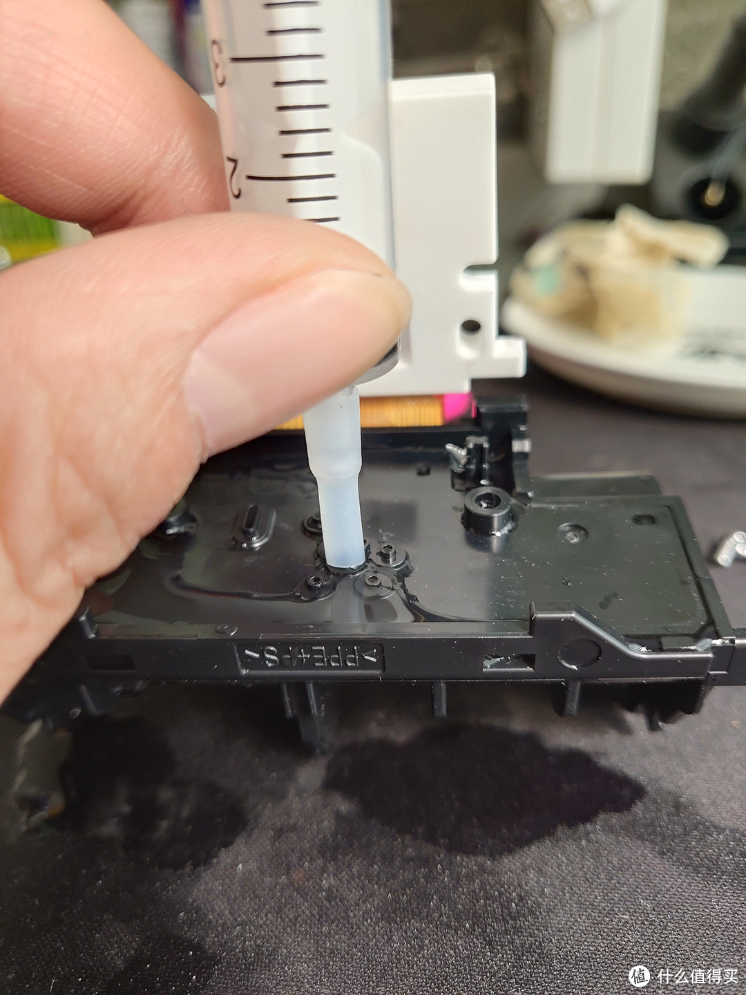 注射器上套一个硅胶软管，紧贴进墨口的下部，往进墨口方向冲洗