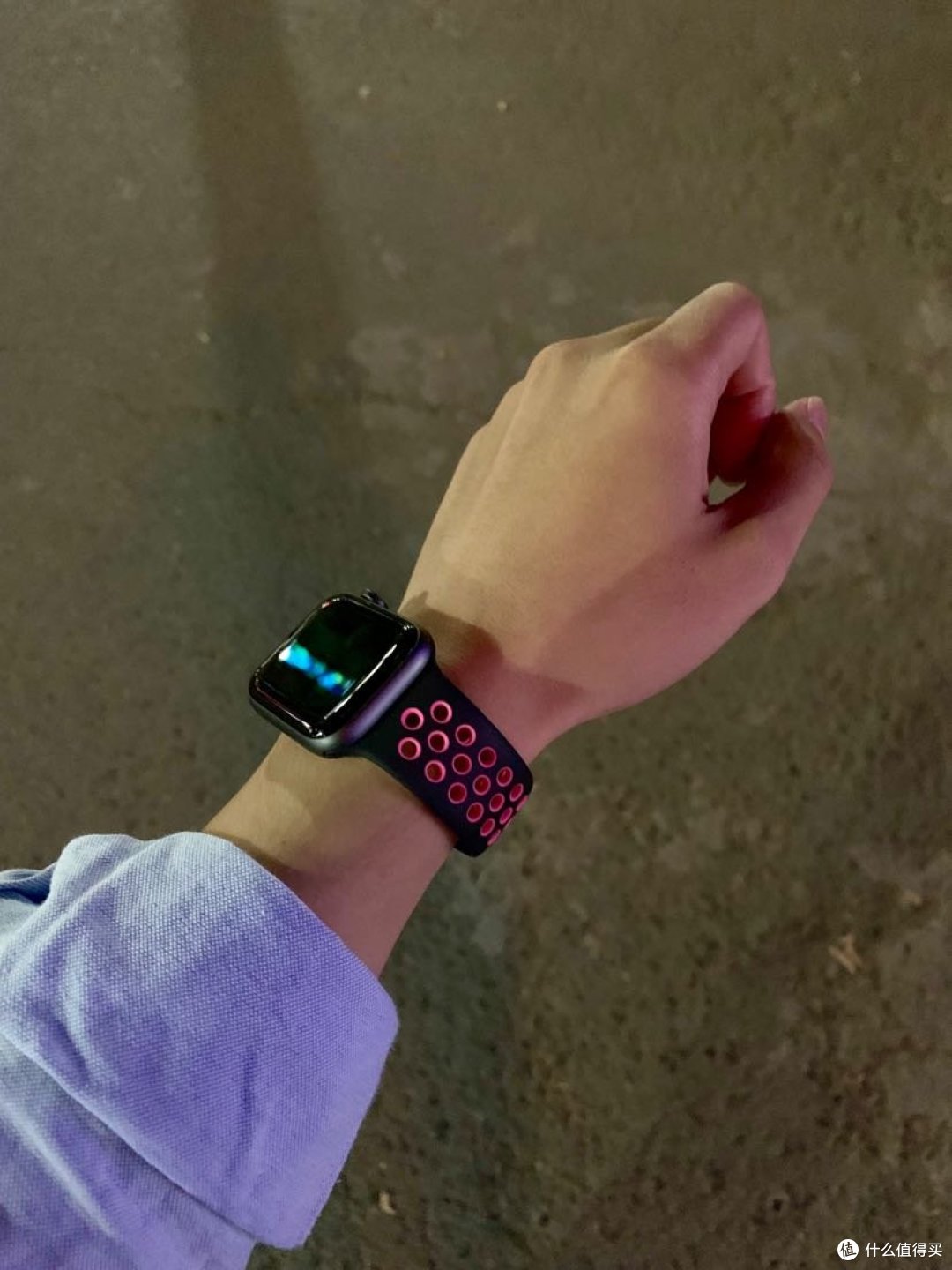 挽起的袖口，手指的骨节，挺有少年感，虽然我已经27了