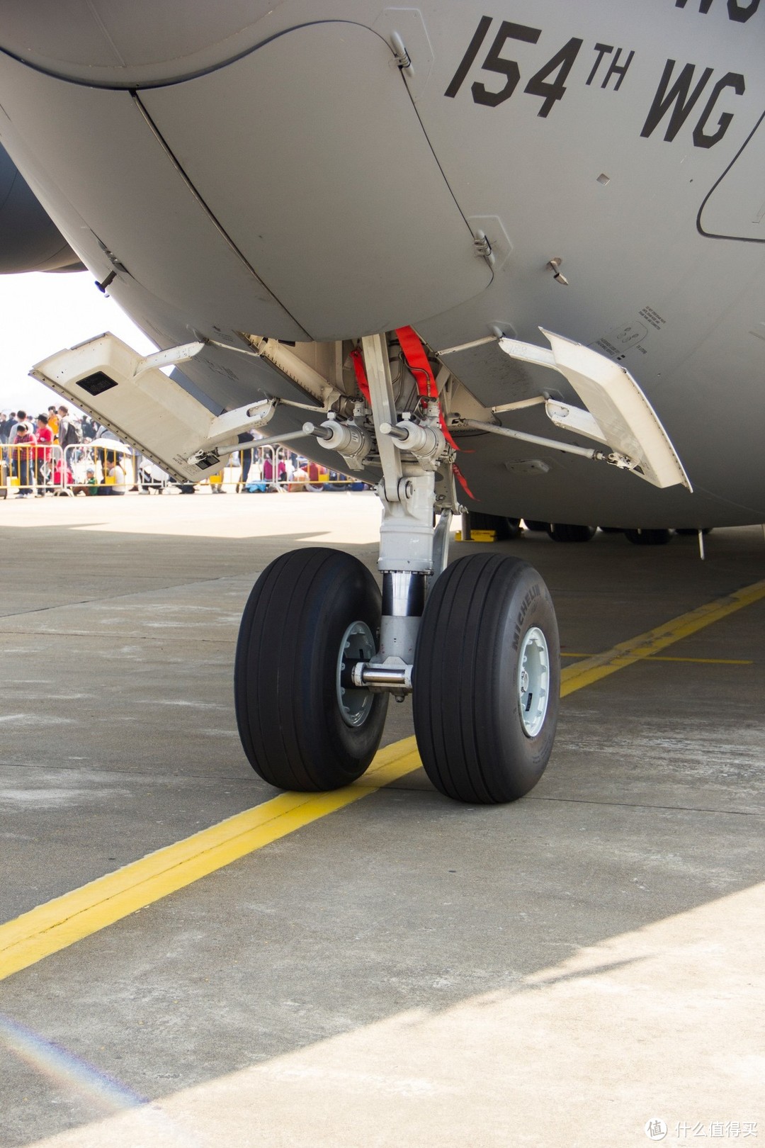 起落架特写美军运输机c-17人从众驾驶员在擦玻璃的发动机劳斯莱斯a380