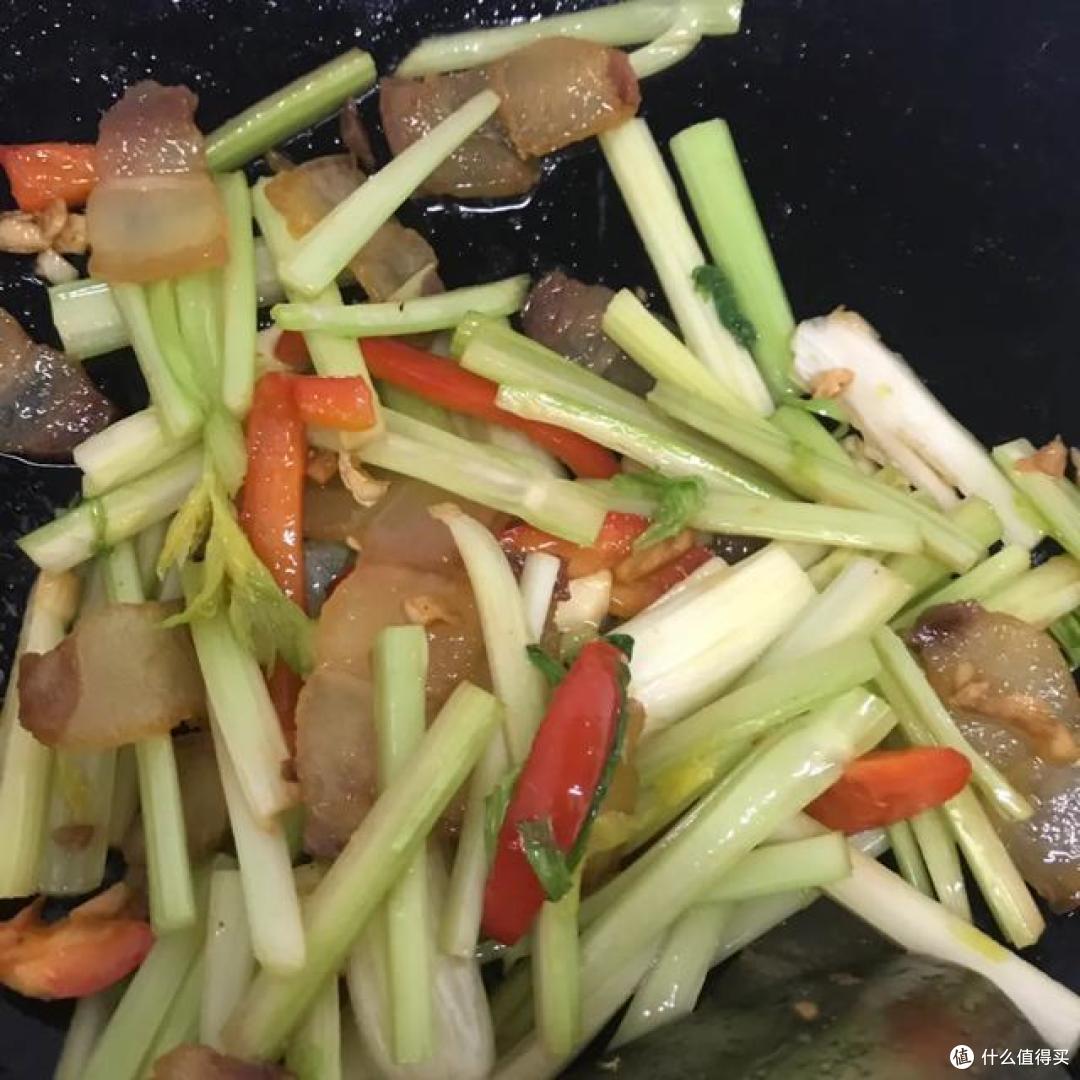 这样做的腊肉炒西芹，美美的味道难以忘怀