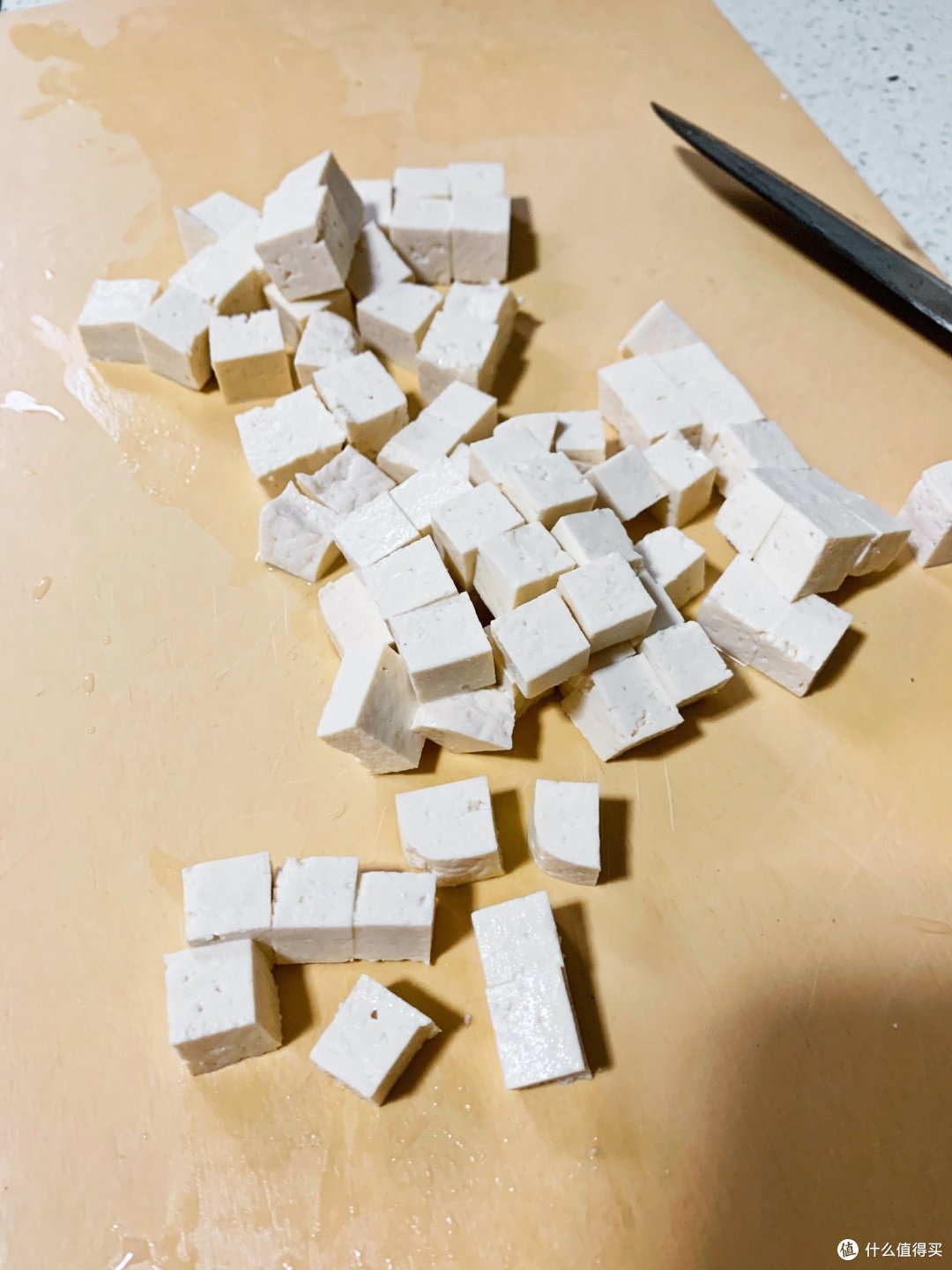 豆腐切小方块,尽量保持切的大小一致