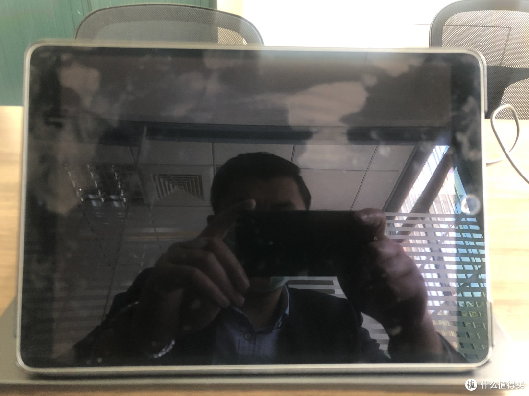 Ipad air2 pro-256G,型号可能不准确。公司派发给我时美其名曰高级商务人士的销售工具要好好利用，其实大部分时间它却成了我夜间排遣寂寞的伴侣......