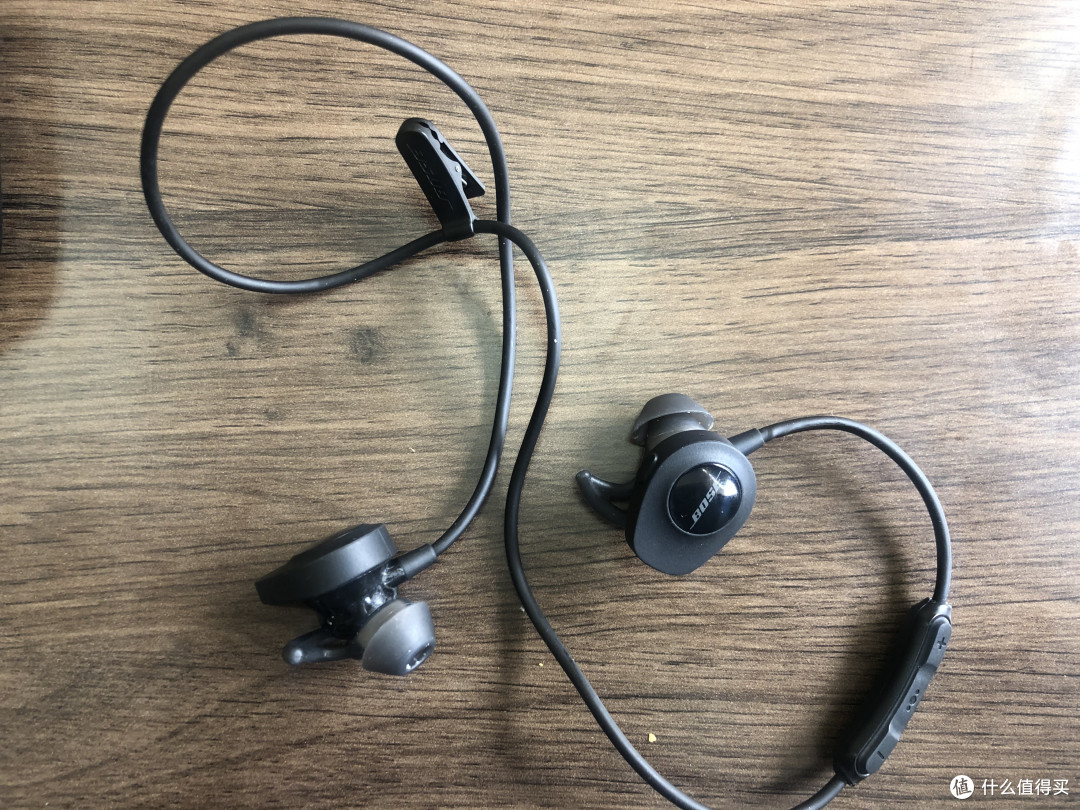 BOSE SoundSport Wireless 无线蓝牙耳机，当时购入价1400+，现在预计900左右。出差路途的伴侣，偶尔吃鸡也会戴，虽然我是老阴B..