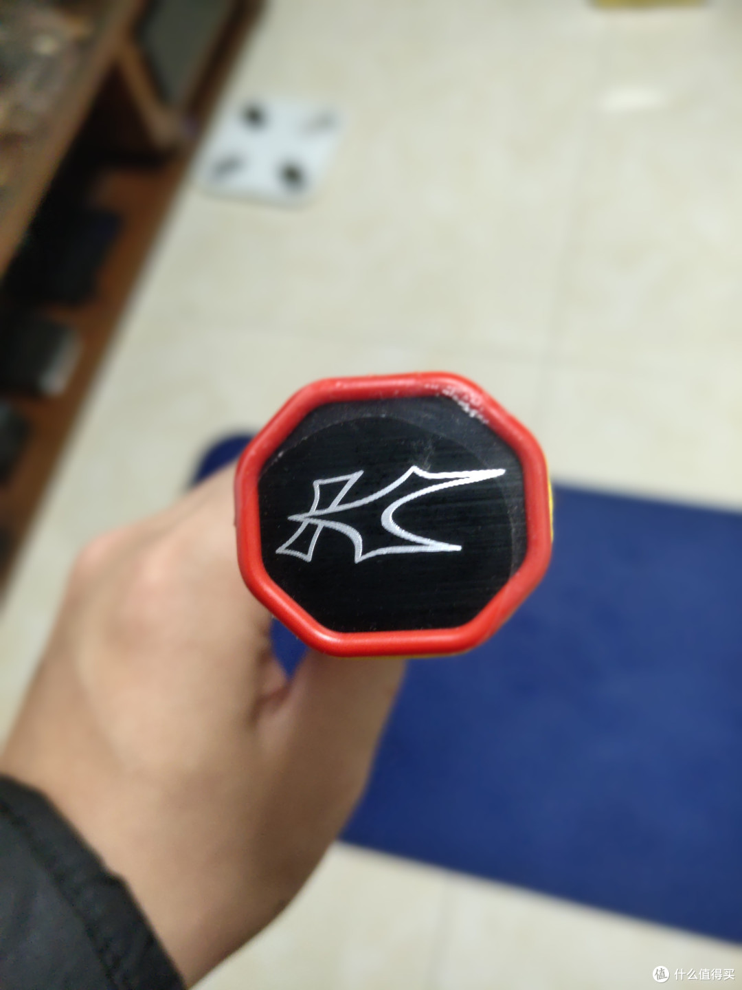 标准的凯胜底盖,我记得以前的就是银色,看来我是很久没有买过凯胜球拍