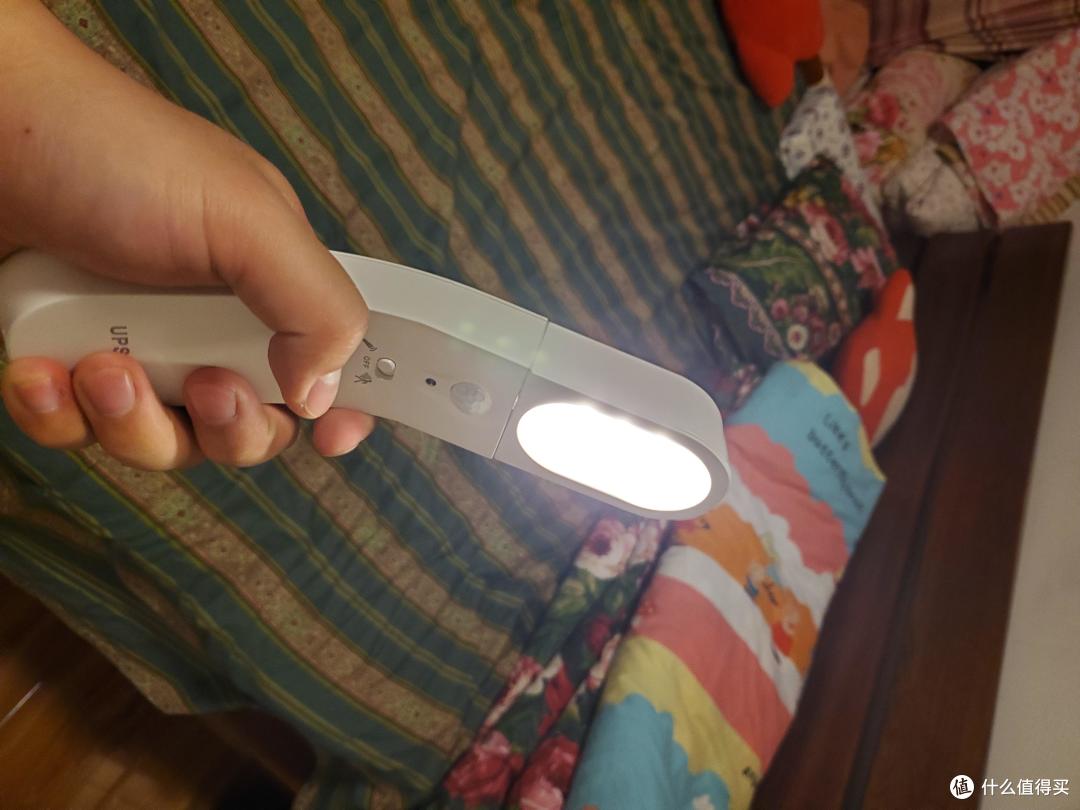 可以拿下来的！真的是手电筒哎。够方便了吧，我就是看到这里决定下单购买的