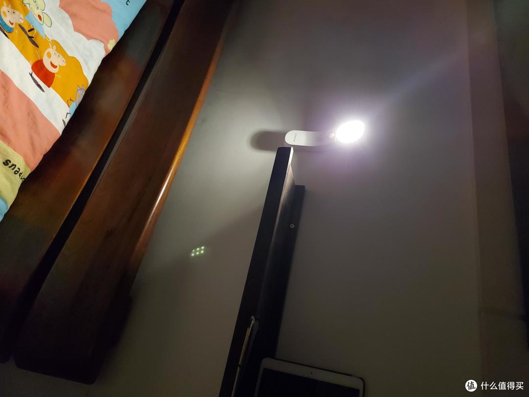 关灯拍一张,暖光的,也有白光可以选择.