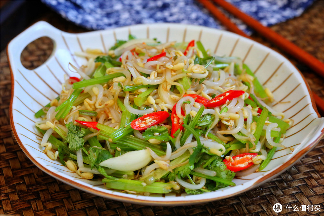 芹菜和它天生一对，清脆爽口饱腹感强，多吃也不怕长肉，错过可惜