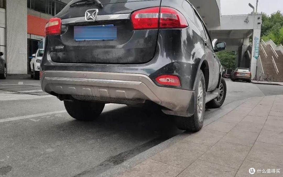马路牙子撞击实测,时速20公里,嘭……