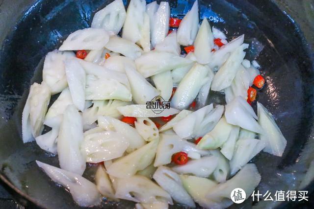 它是名副其实的时令蔬菜,只有这个季节才有,口感松脆,回味无穷