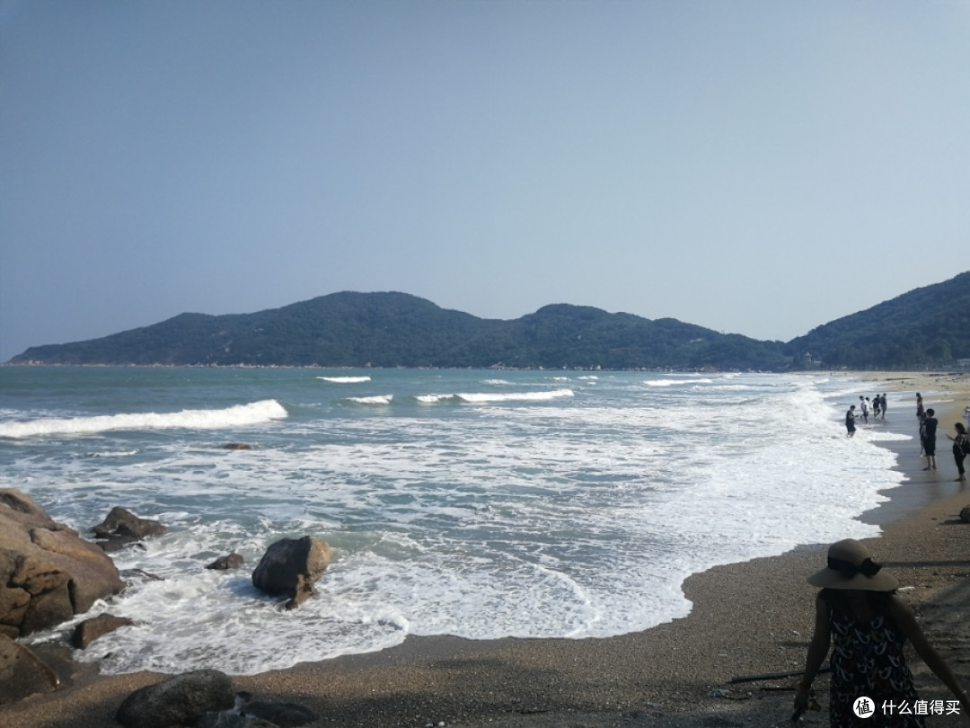 地陪小哥私藏的的海滩，穿过烧烤摊，穿过一条防空洞（？），入目便收获了一片大海