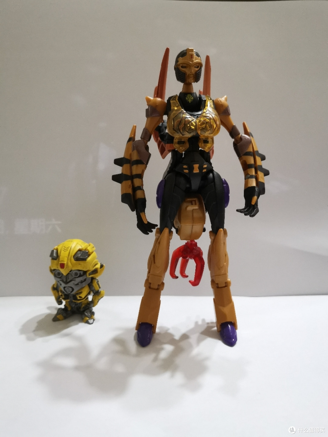 人形态武器仍可以卡在屁股上。就是不美观。