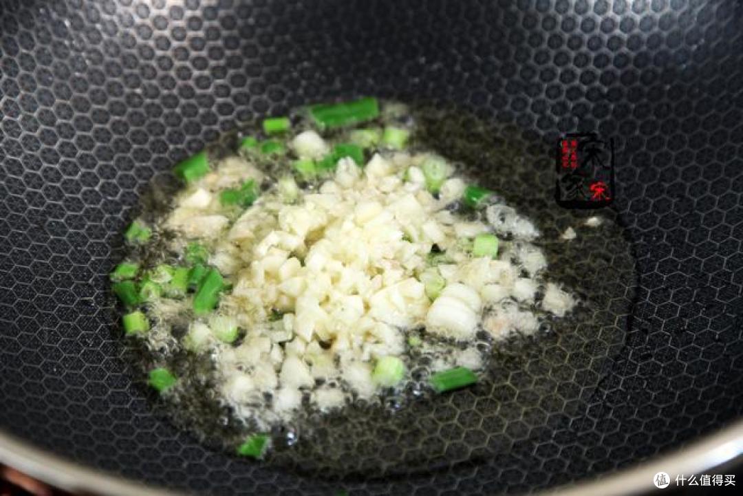 丝瓜和这菜一起蒸,吃1次等于慢跑1小时,连吃1星期,裤子穿S码