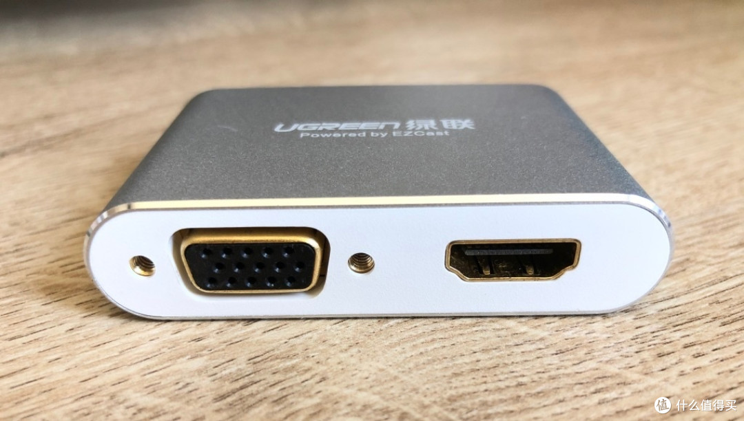一侧有VGA输出、HDMI输出