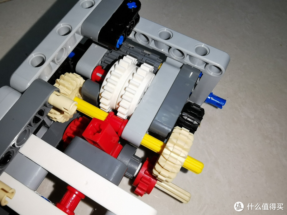 结构紧凑的单端双输出齿轮箱