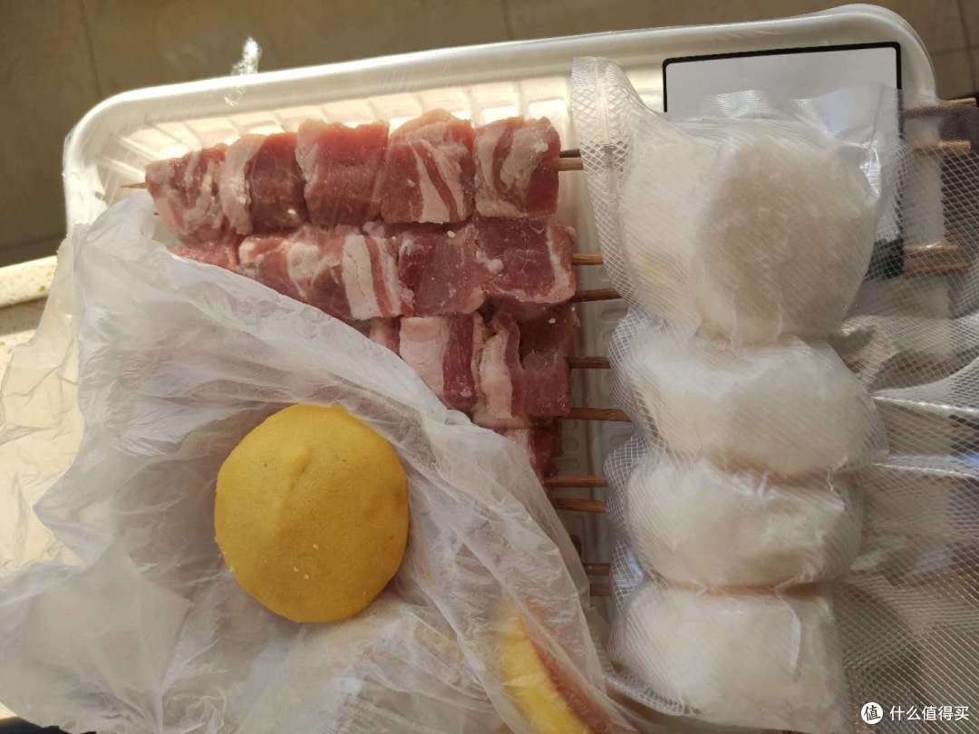 肉串买的现成的,直接串好了