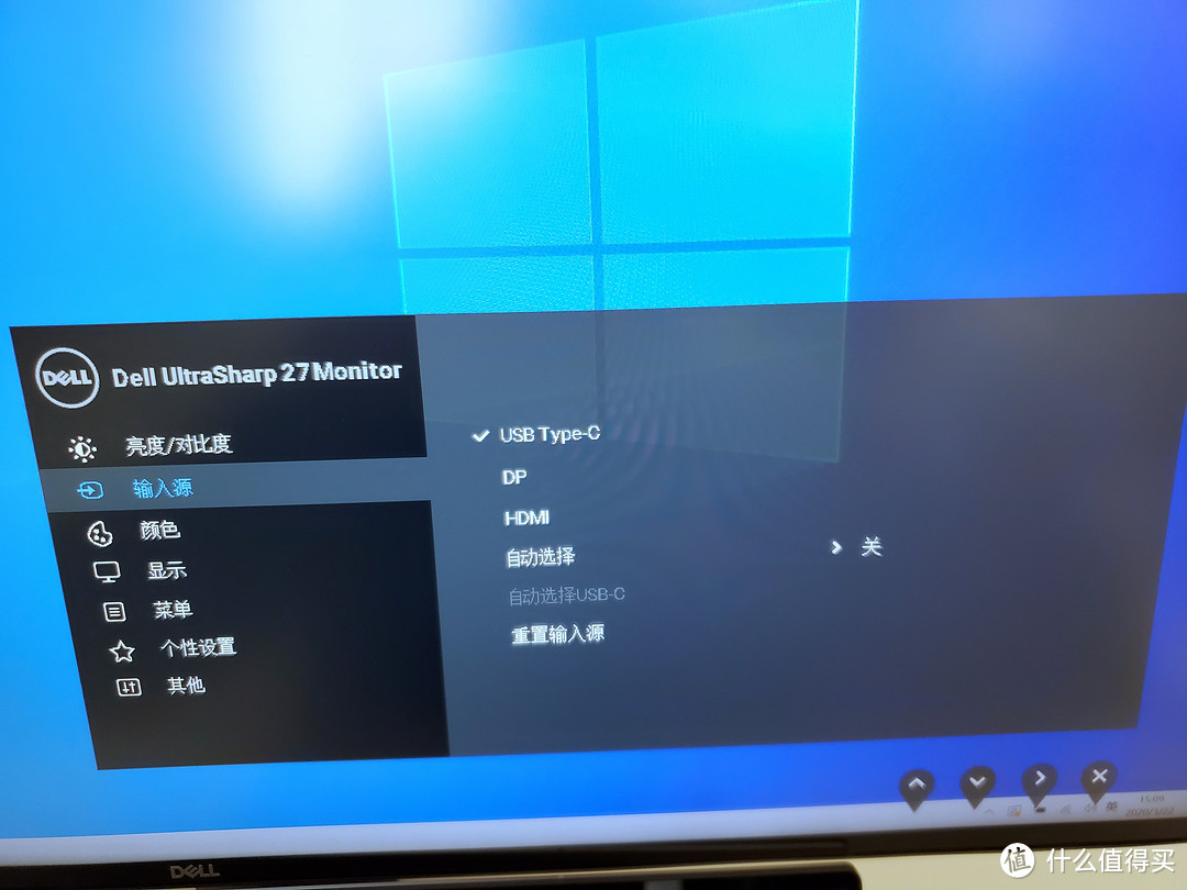 视频输入模式支持自动选择，要比之前的前两年的戴尔显示器必须手动选择输入信号要强很多（感觉可以少按不少又小又硬的按键）