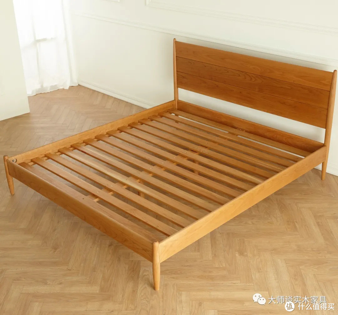 ▲ 逸刻家具“圆舞床”：床头板、床侧板和床尾板厚度均为 2cm
