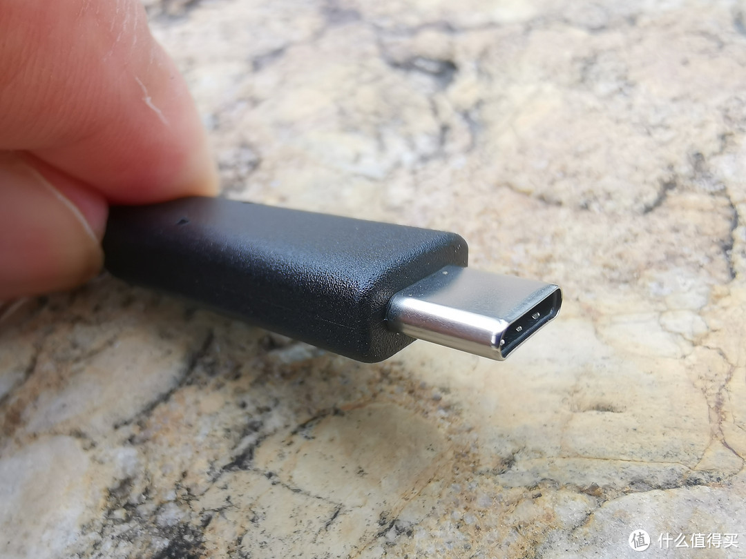 数据线接口为USB Type-C 1.5A，安卓阵营基本没问题。