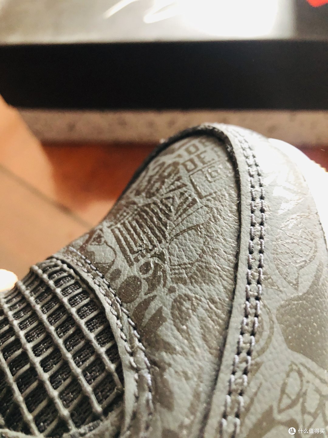 黑色的大皮鞋居然暗藏玄机---AIR JORDAN 4 黑镭射