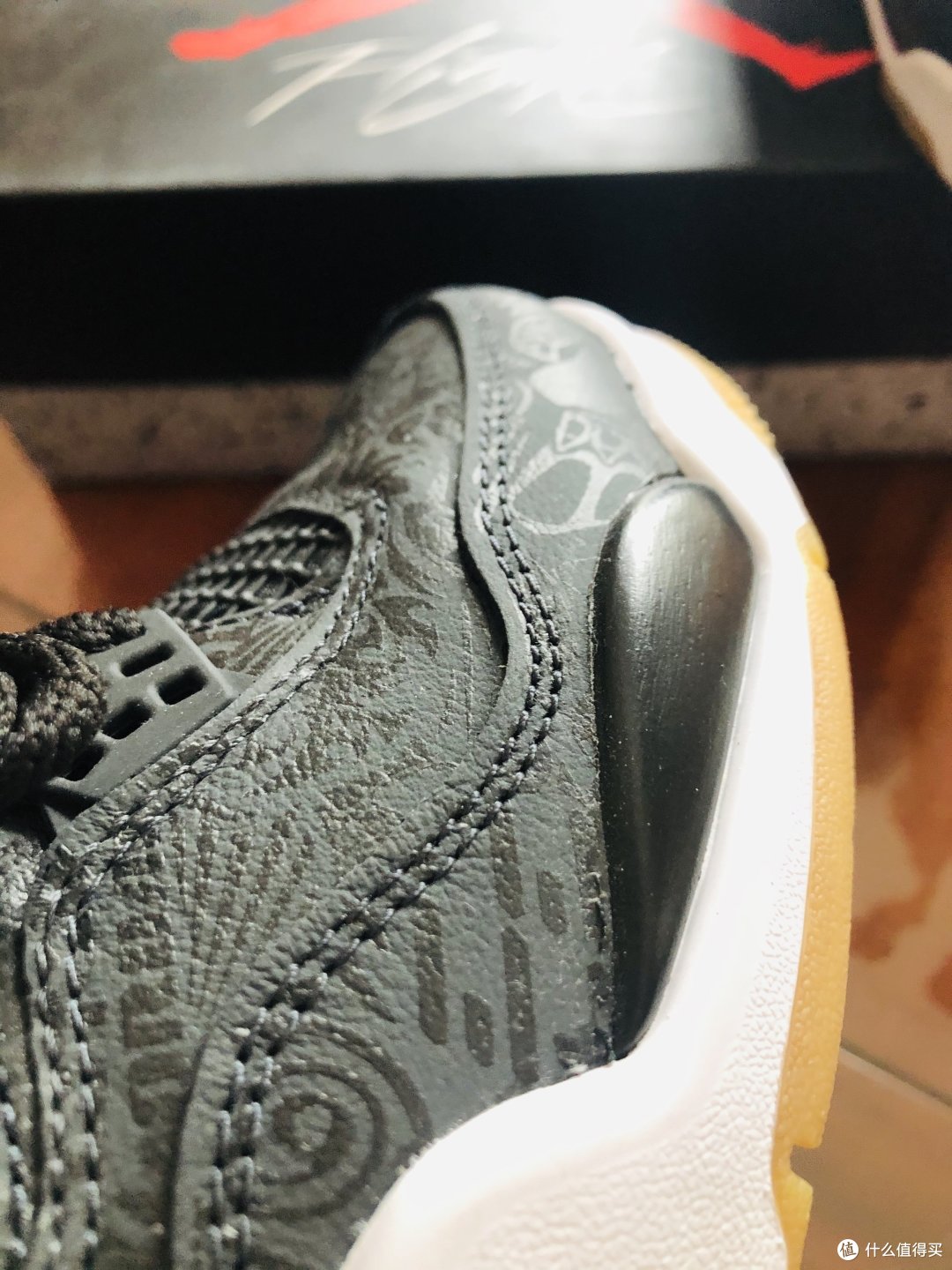 黑色的大皮鞋居然暗藏玄机---AIR JORDAN 4 黑镭射