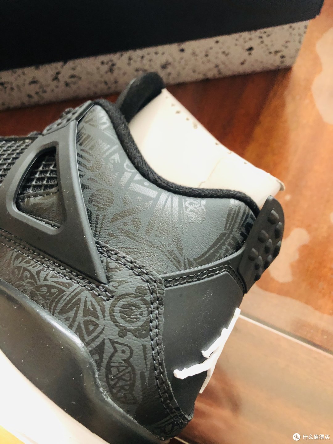 黑色的大皮鞋居然暗藏玄机---AIR JORDAN 4 黑镭射