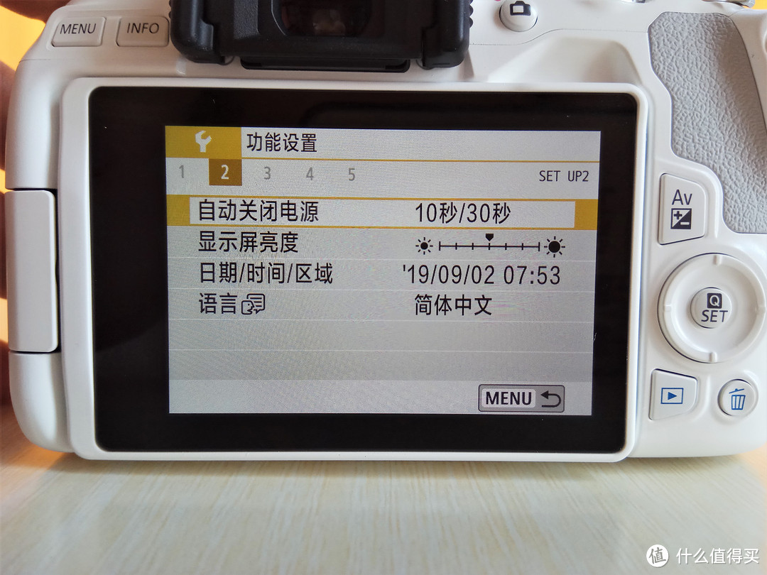 适合自拍且兼顾续航的佳能EOS 200D Mark II单反相机