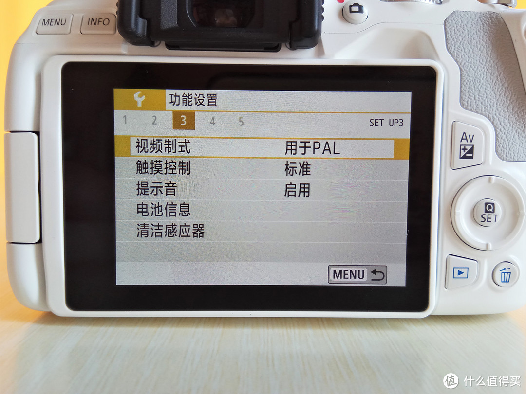 适合自拍且兼顾续航的佳能EOS 200D Mark II单反相机