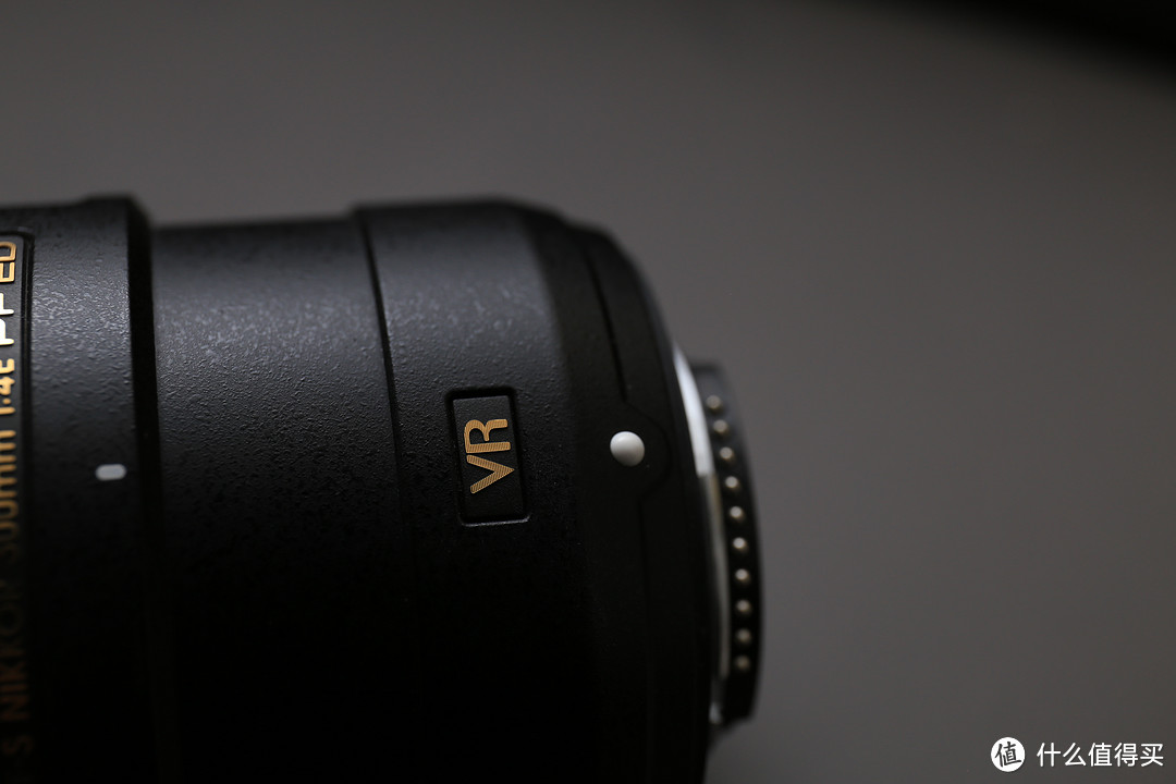 价格亲民的超远摄定焦轻便镜头：尼克尔300mm f/4E PF ED VR 
