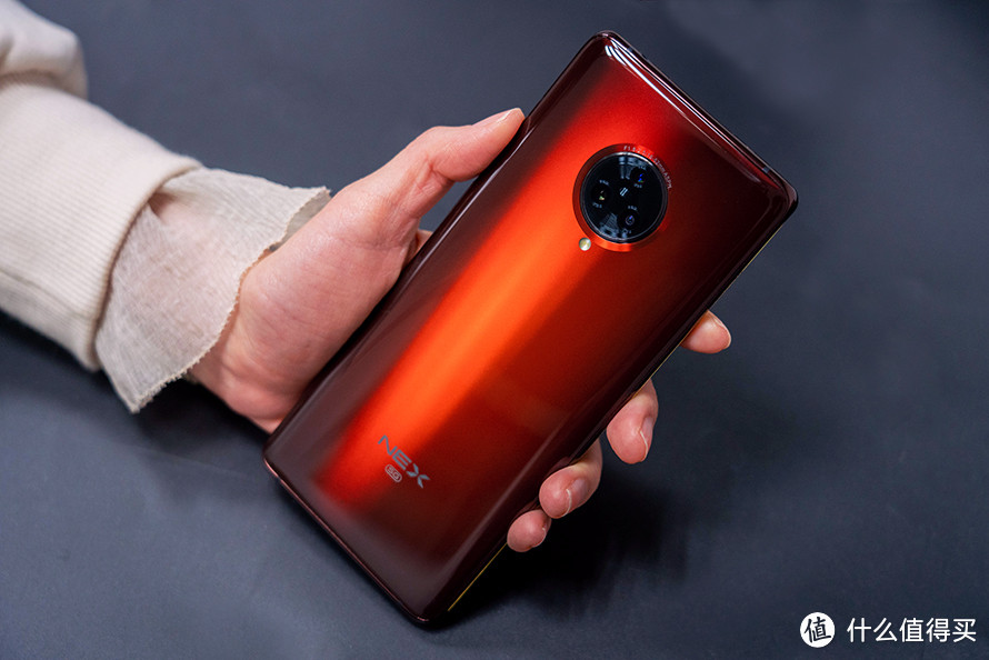 vivo NEX 3S手机评测：瀑布屏幕结合柔润琥珀的艺术品