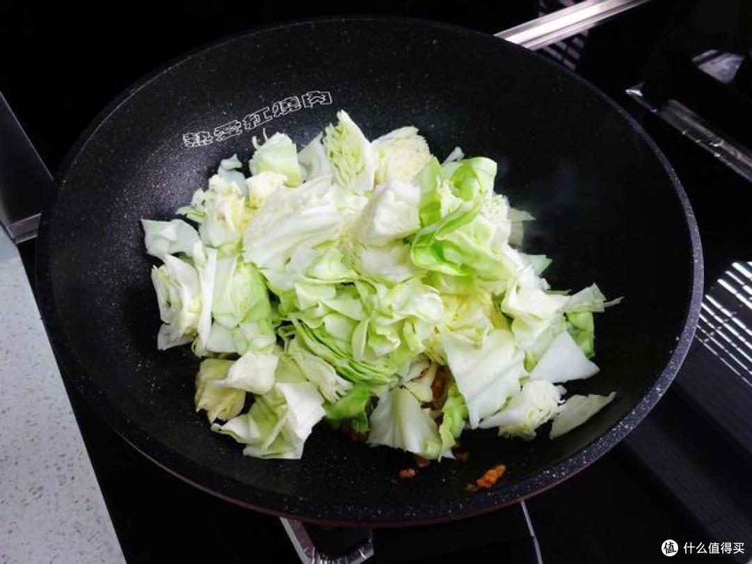 圆白菜不要光做手撕的啦！像我这么做没放肉却比肉炒的都要香！