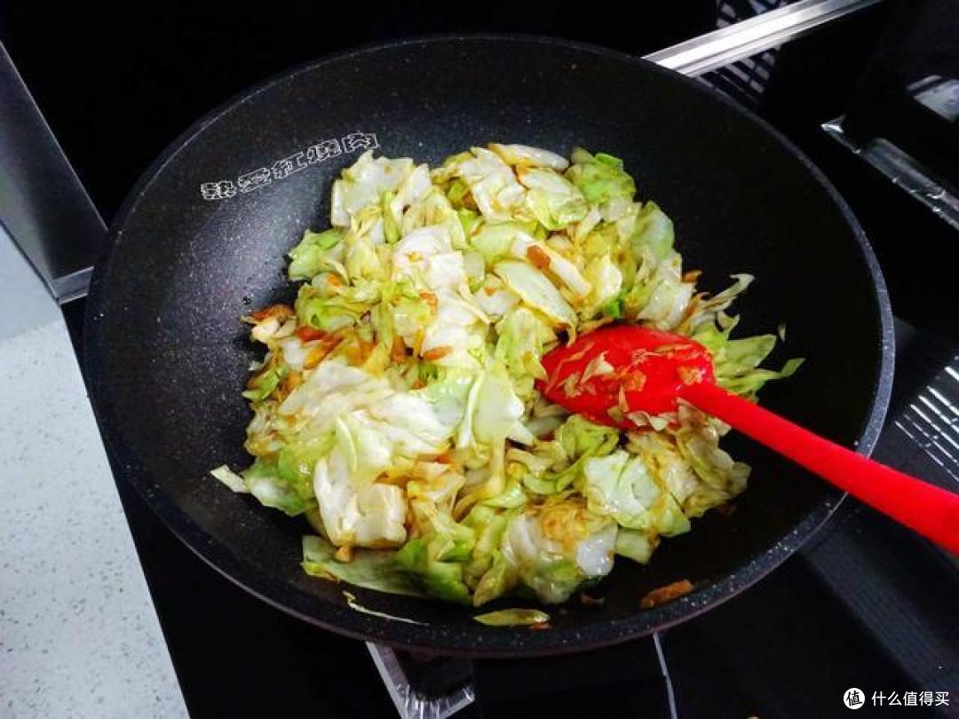 圆白菜不要光做手撕的啦！像我这么做没放肉却比肉炒的都要香！