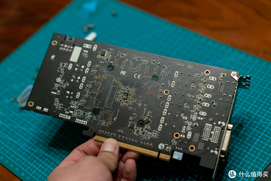 一张GPU-Z显示为RX580的显卡，PCB日期为1640，它的真实面目是什么？