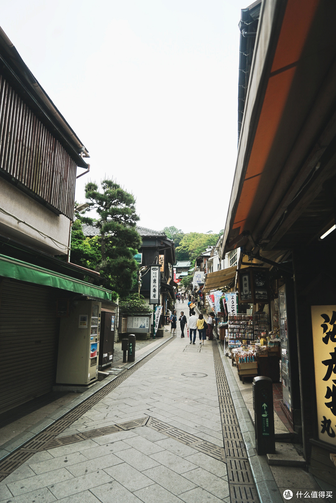 沿途都是小店，恍惚间让我以为到了京都去清水寺那条路