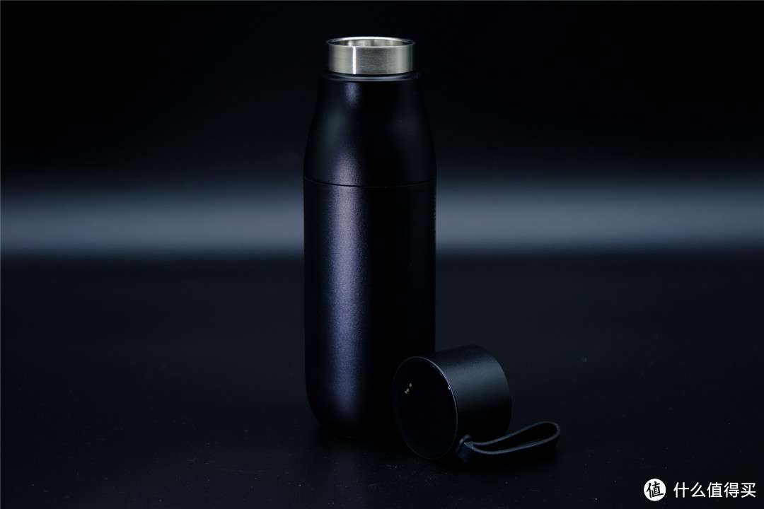 瓶口部分为全光面，这样的设计是避免日常饮水中出现遗撒。